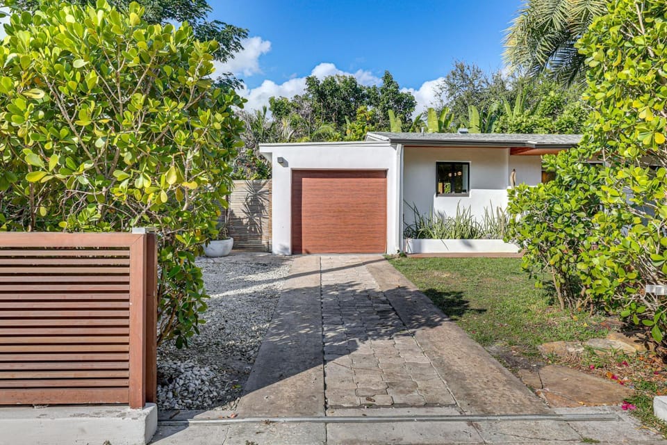 Tropical backyard w/pool: 10 min from Miami Beach! House in Miami Shores