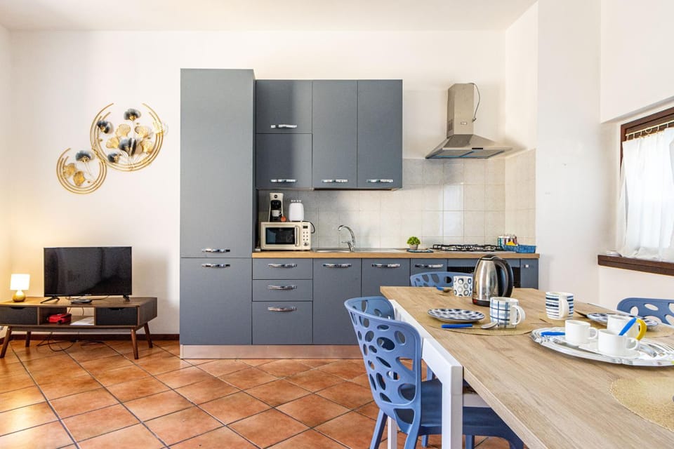 Coffee/tea facilities, Kitchen or kitchenette, Seating area, Dining area