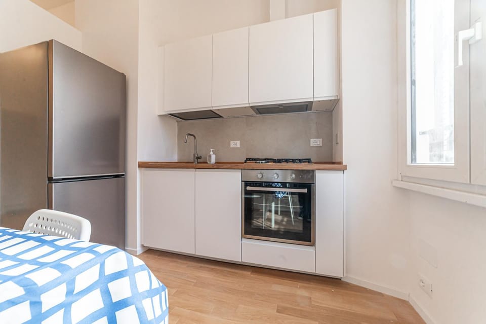 Kitchen or kitchenette, Photo of the whole room, oven, stove