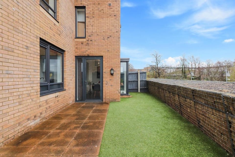 Modern 3 Bed Home - Great for Groups - Free Parking - Hosted by Stay Host Save Apartment in Sheffield