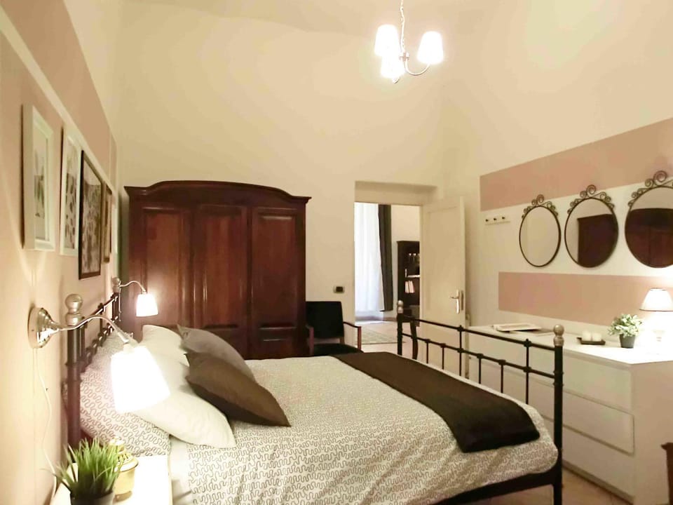 Bed, Photo of the whole room, Decorative detail, Bedroom