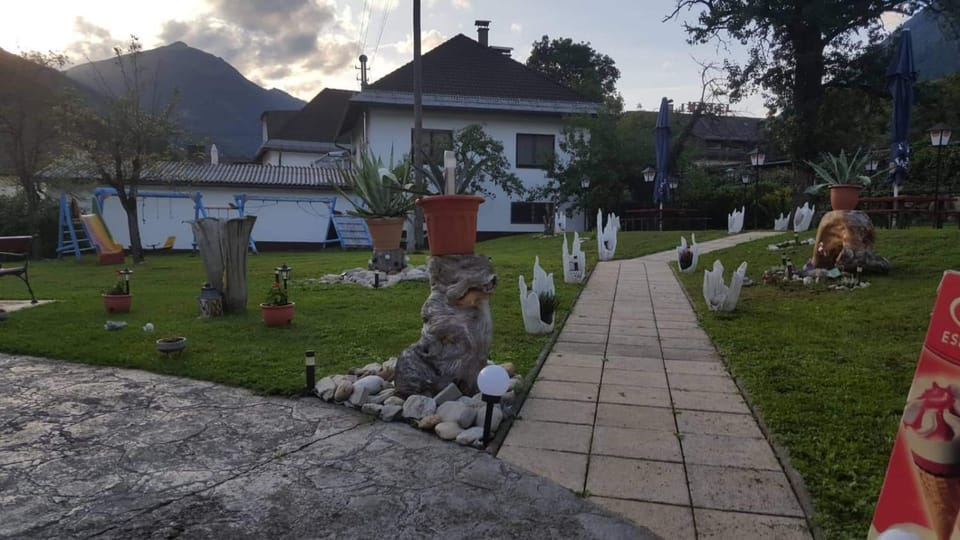 Property building, Restaurant/places to eat, Garden, Table tennis, Balcony/Terrace