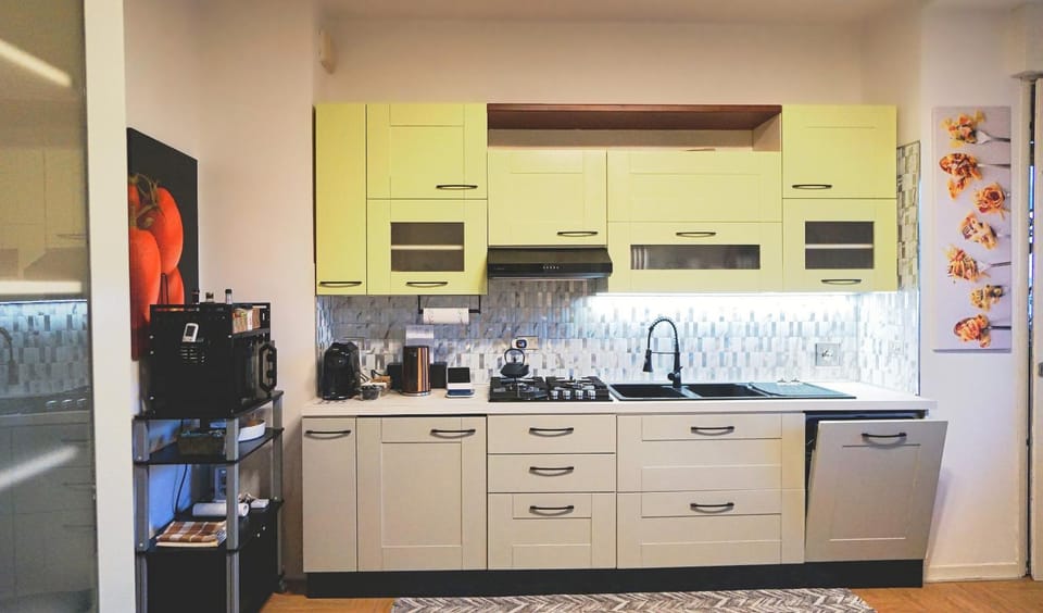 Coffee/tea facilities, dishwasher, oven, stove, washing machine, kitchen