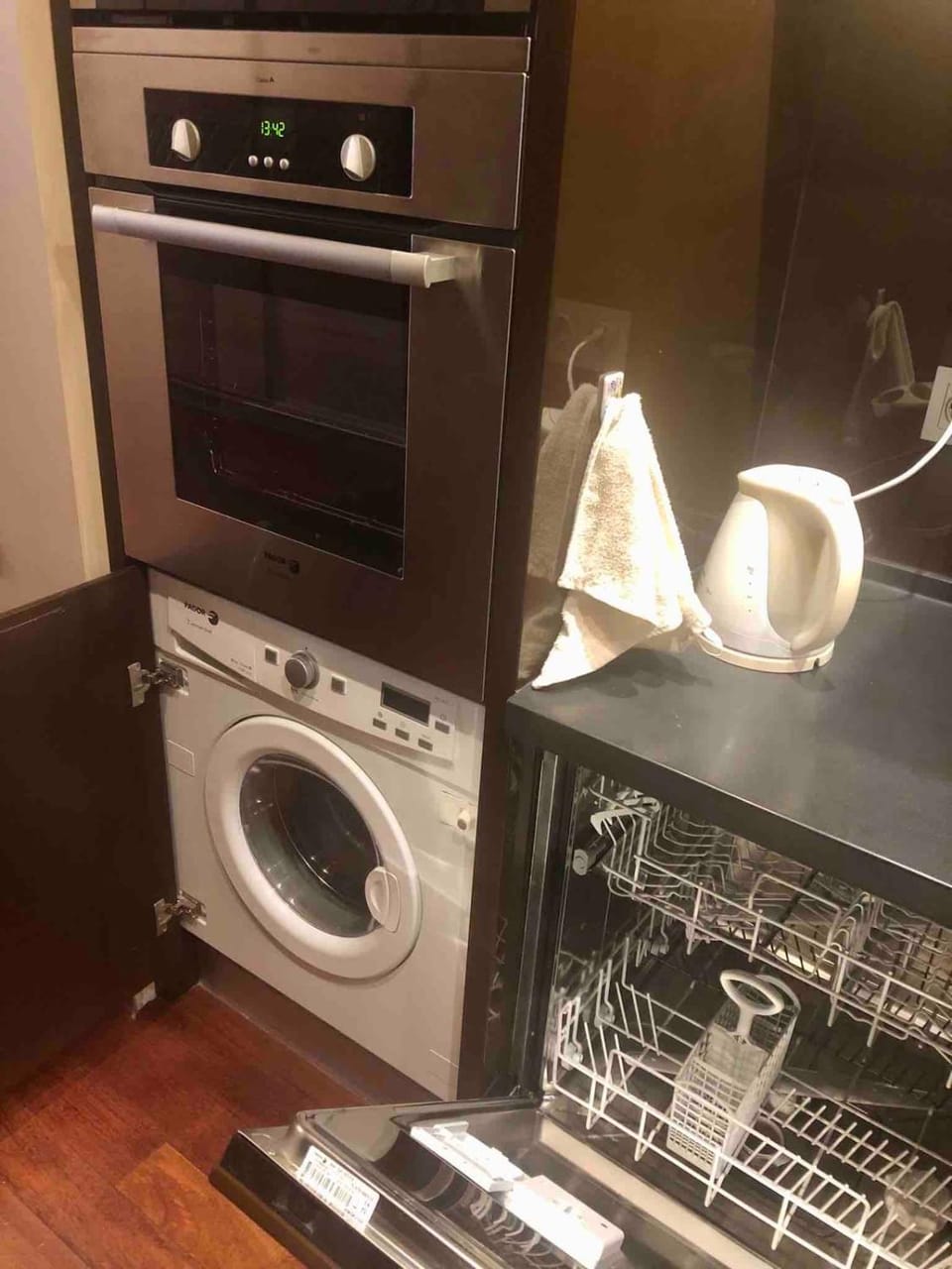 Kitchen or kitchenette, dishwasher, oven, washing machine