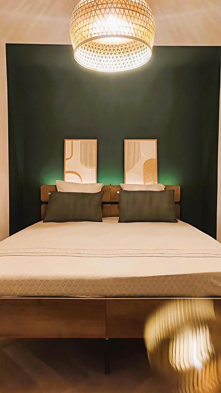 Photo of the whole room, Bedroom