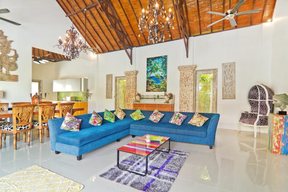 Living room, Decorative detail, Dining area, Family