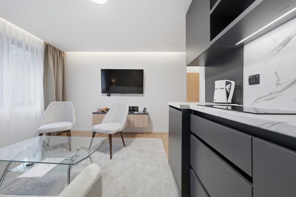 TV and multimedia, Kitchen or kitchenette, Living room, Seating area, minibar