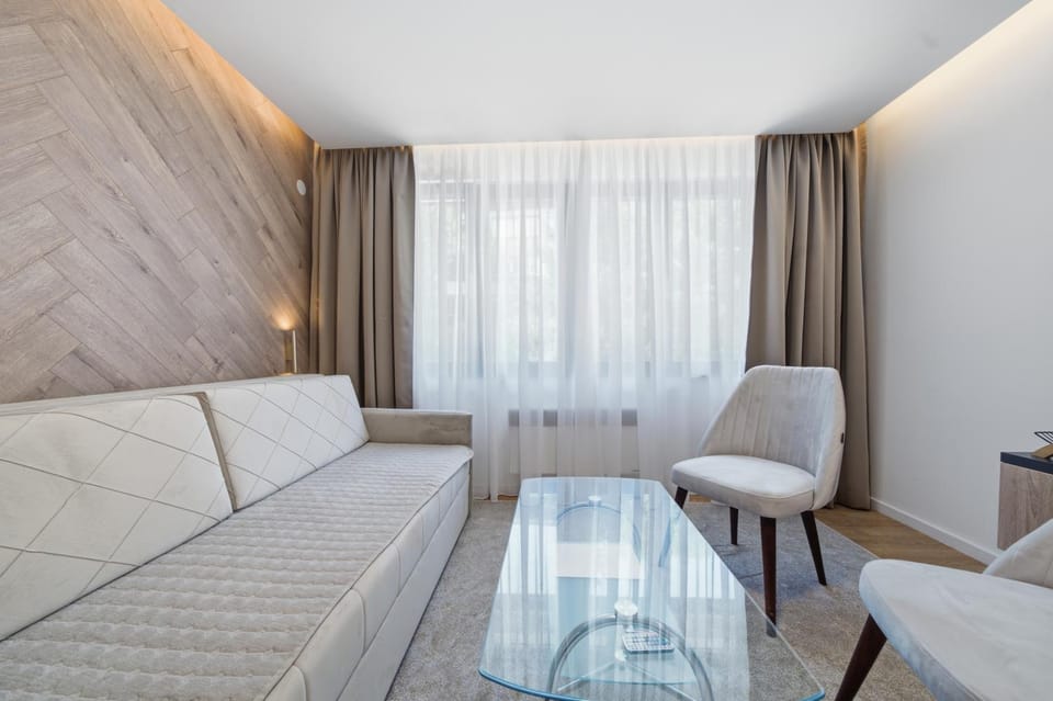 Bed, Living room, Photo of the whole room, Seating area