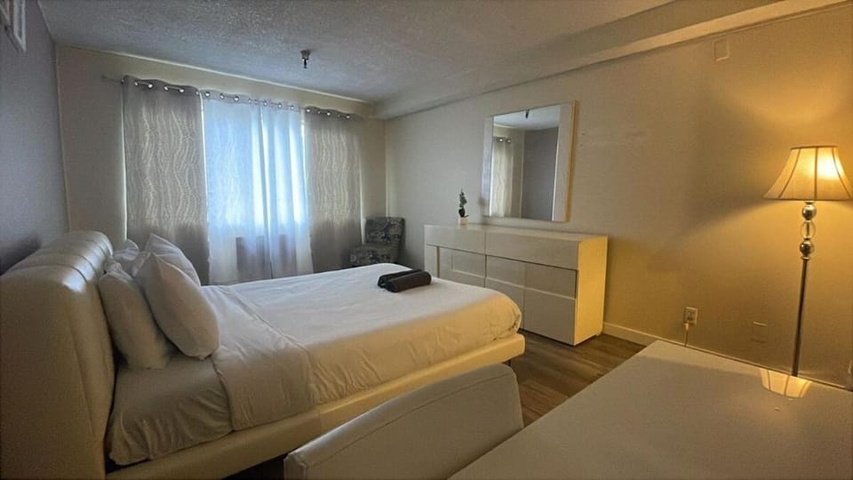 Beverly Hills Apart with En-Suite Bath c12 Apartment in Beverly Hills