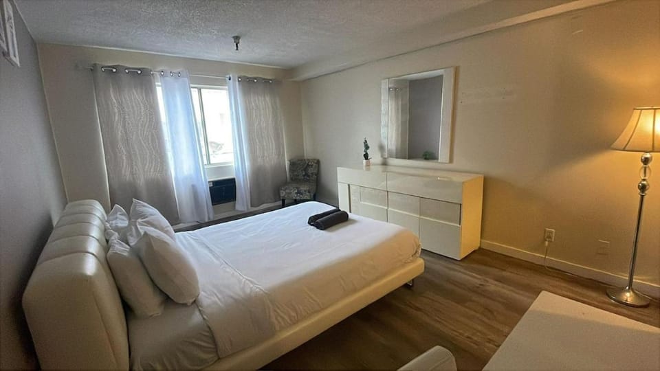 Beverly Hills Apart with En-Suite Bath c12 Apartment in Beverly Hills