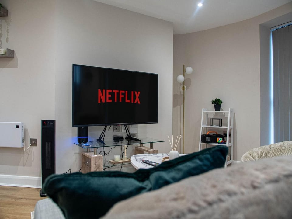 Communal lounge/ TV room, TV and multimedia, Living room, Seating area