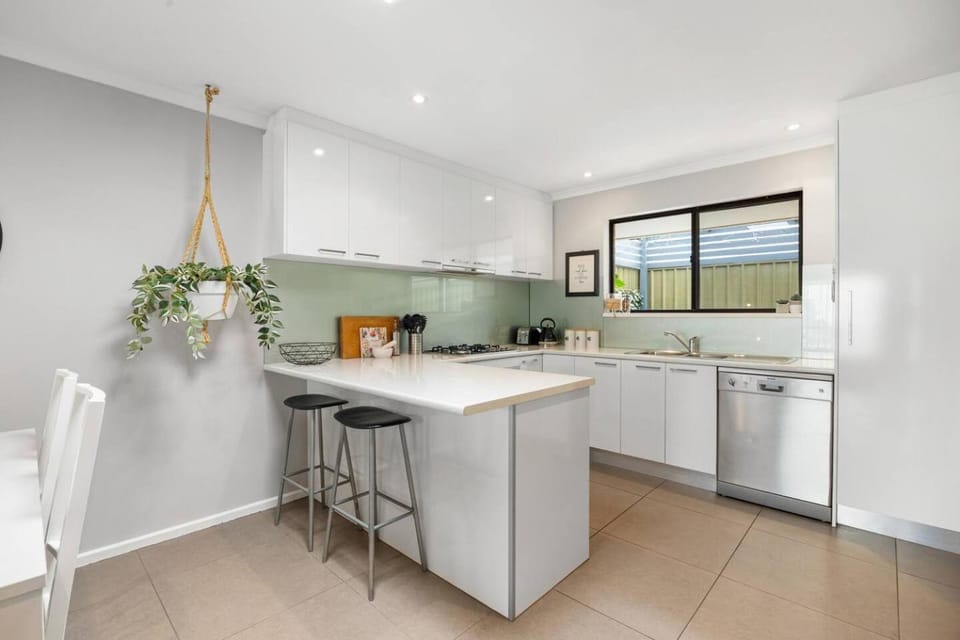 Kitchen or kitchenette, dishwasher, stove