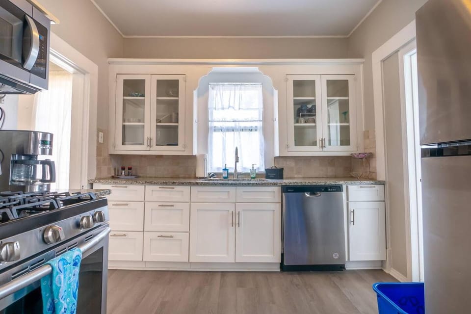 Pets OK • Backyard - 3 miles to River Walk & Alamo House in San Antonio