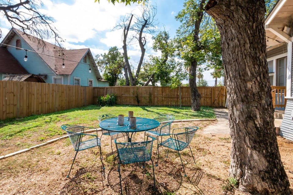 Pets OK • Backyard - 3 miles to River Walk & Alamo House in San Antonio