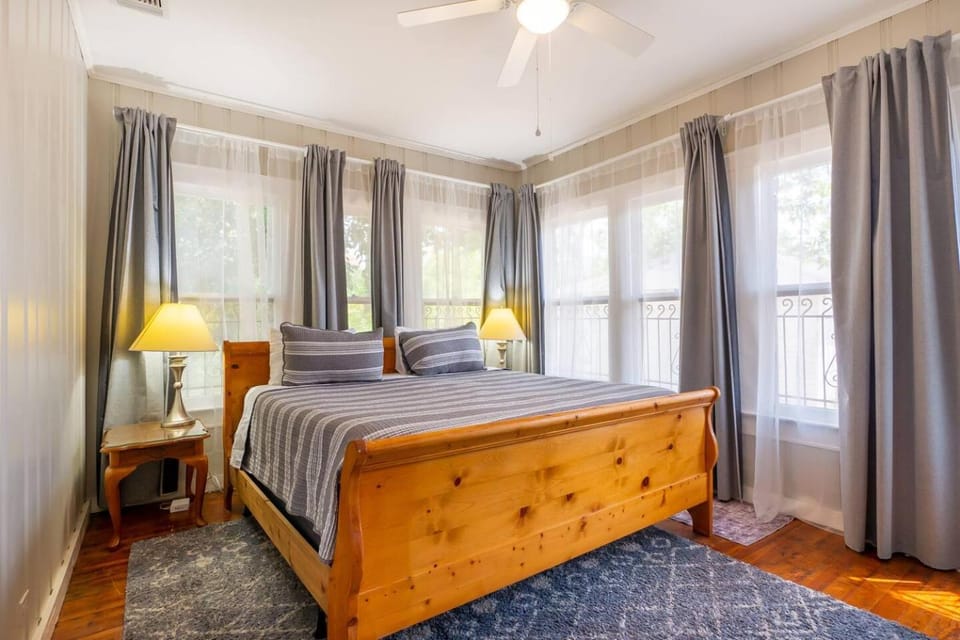 Pets OK • Backyard - 3 miles to River Walk & Alamo House in San Antonio