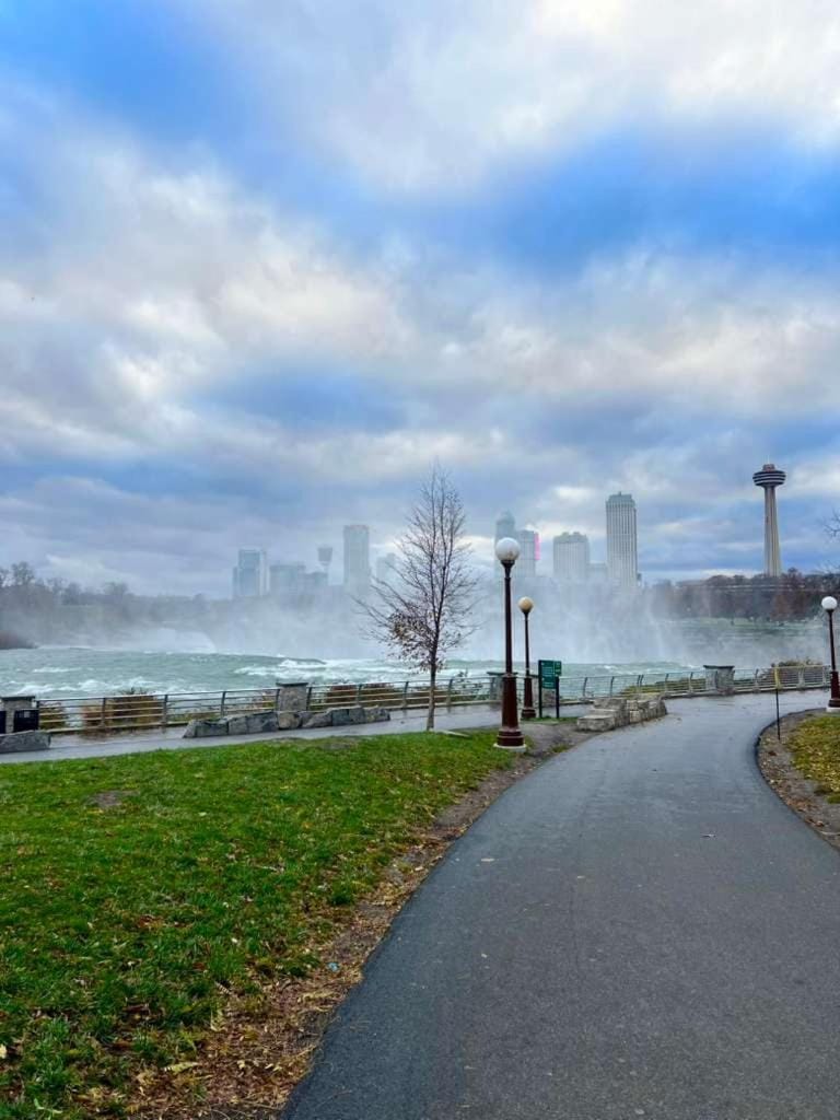 Beautiful 4Bedroom Retreat Close to Niagara Falls Your Home Away from Home House in Niagara Falls