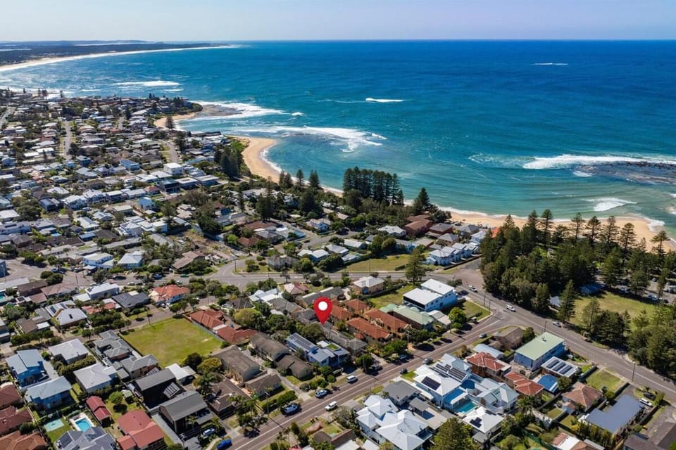 Property building, Day, Neighbourhood, Natural landscape, Bird's eye view, Beach, Street view, Location