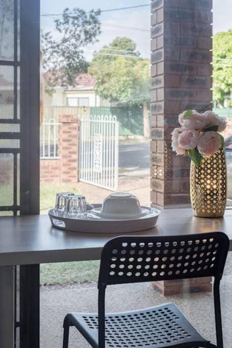 Chic Queen Room - Nearby Station & Olympic Park - Shared Bathroom Bed and Breakfast in Lidcombe