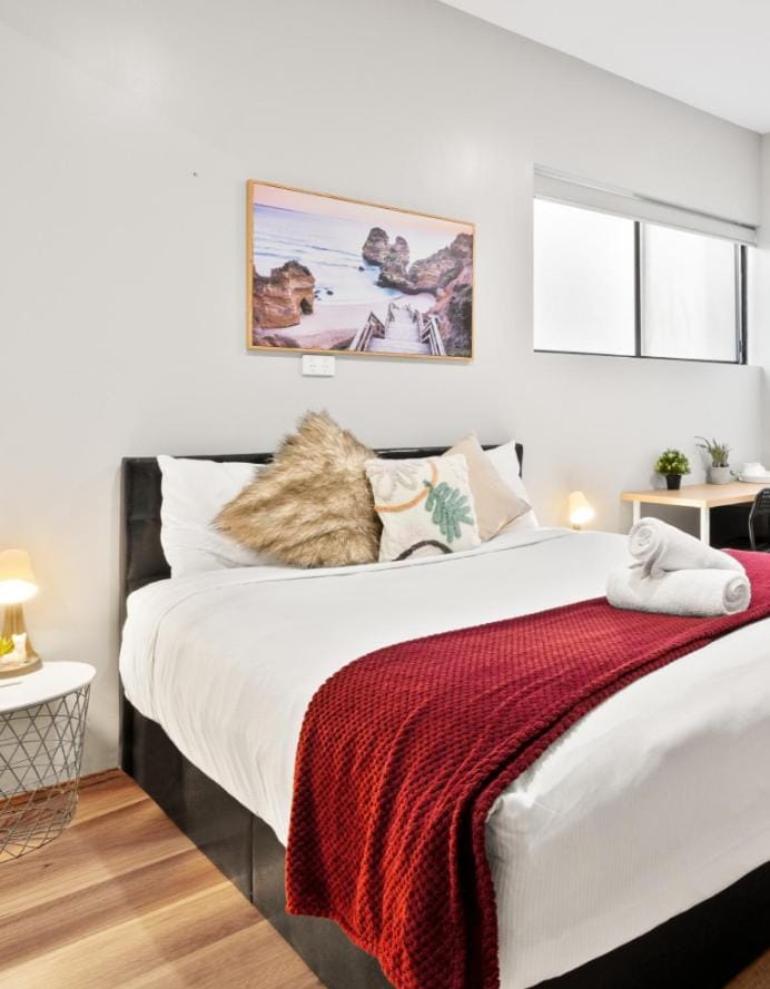 Chic Queen Room - Nearby Station & Olympic Park - Shared Bathroom Bed and Breakfast in Lidcombe