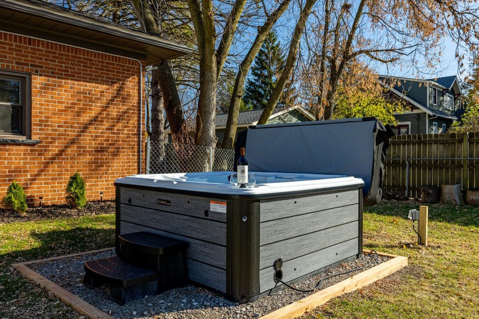 Main Street Retreat Hot Tub Sleeps 8 House in Lake Erie