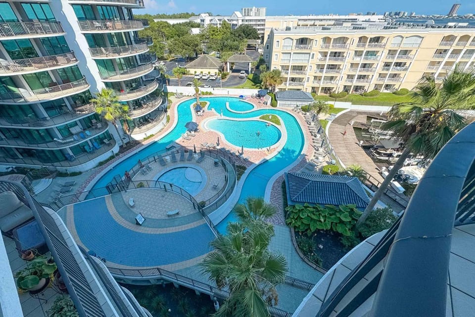 Property building, Bird's eye view, Pool view, Swimming pool