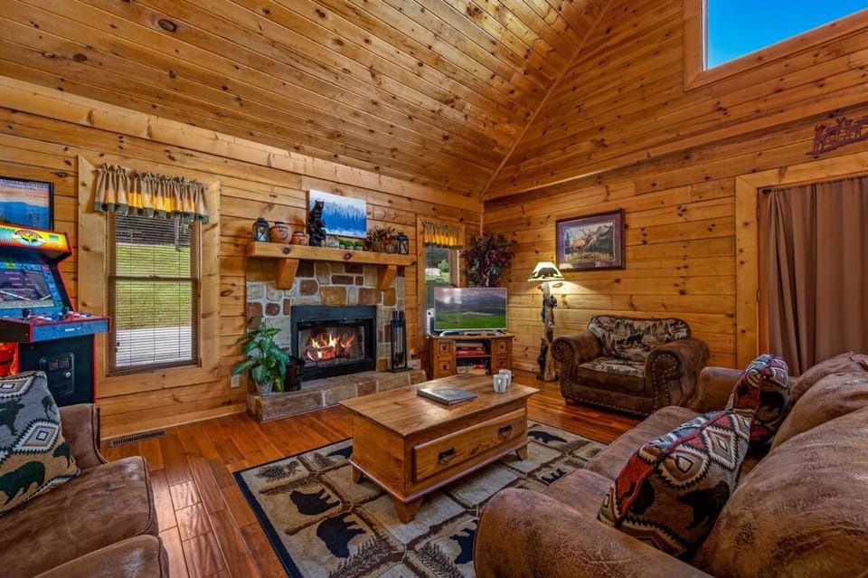 Free Dollywood Tickets, 2BR Cabin, Hot Tub, Arcade, Dog Friendly, Great Location Cabin in Sevierville