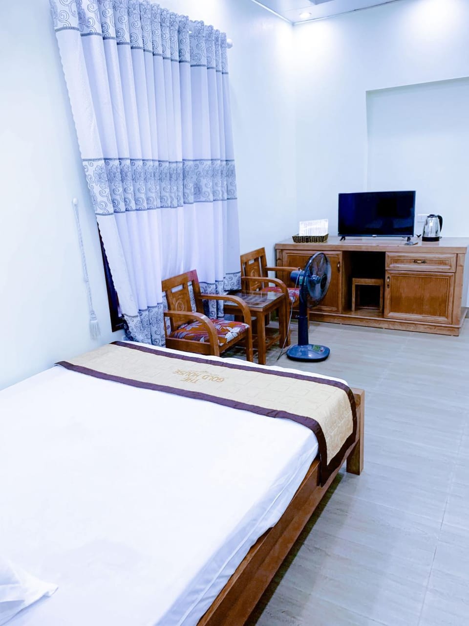 Bed, Seating area