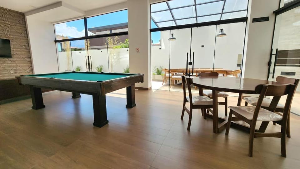 Billiard, Game Room