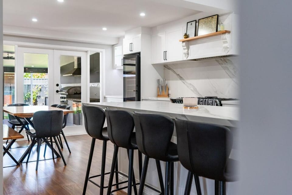 5min to CBD and Sleeps 9 with Spa and EV charger House in Bendigo