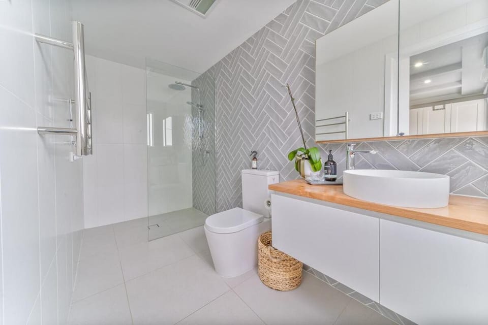 5min to CBD and Sleeps 9 with Spa and EV charger House in Bendigo