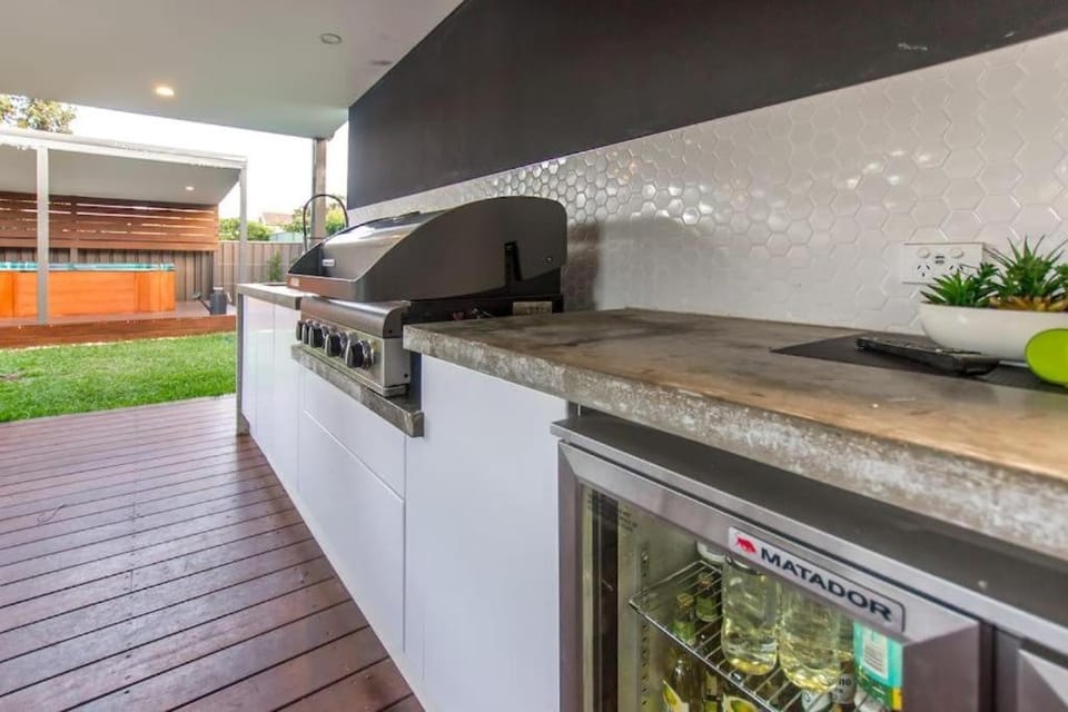 5min to CBD and Sleeps 9 with Spa and EV charger House in Bendigo
