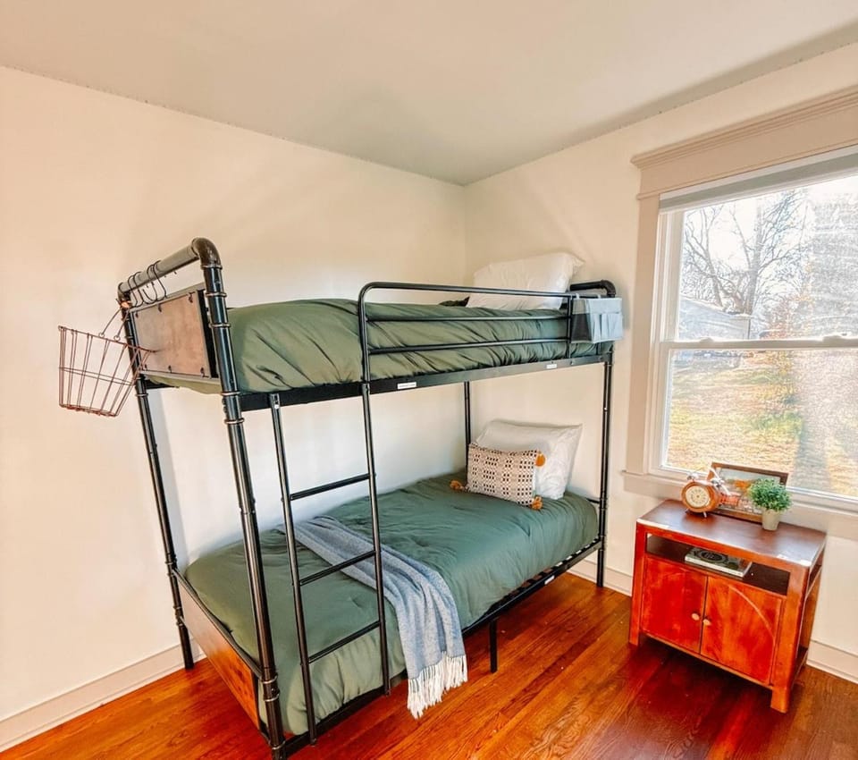 Cozy 3BR Cottage with Firepit Sleeps 10 Close to Lake Fun House in Alabama