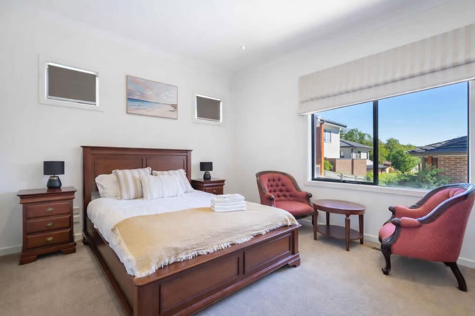 Bed, Photo of the whole room, Seating area, Bedroom