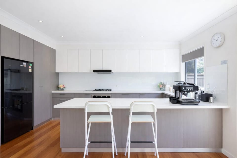 Coffee/tea facilities, Kitchen or kitchenette, Dining area, minibar, stove, toaster