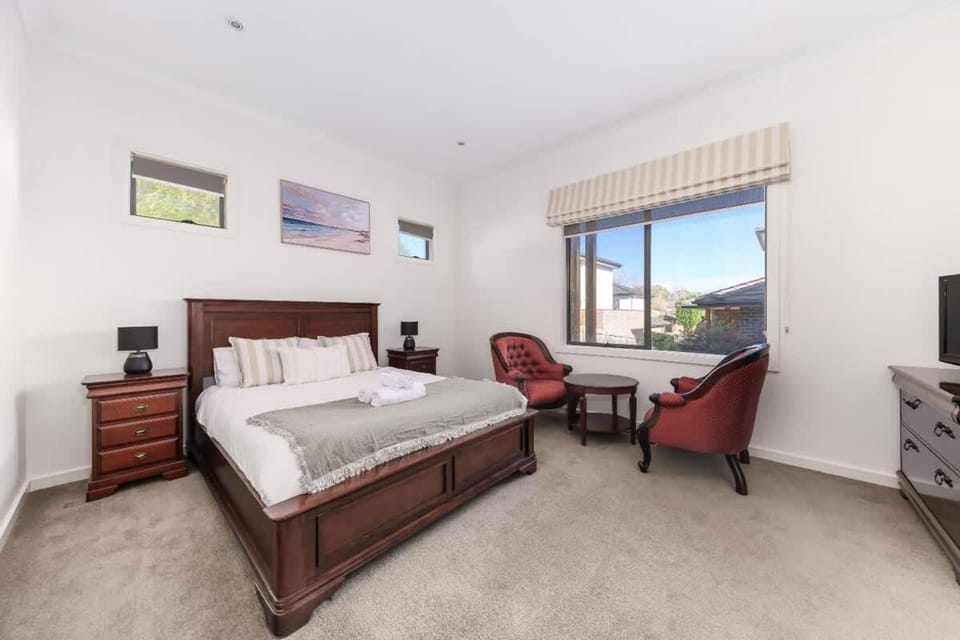 Bed, Photo of the whole room, Seating area, Bedroom