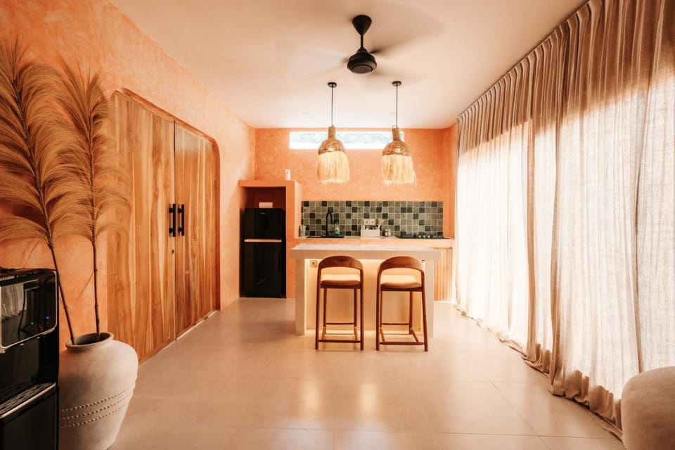 Kitchen or kitchenette, Dining area