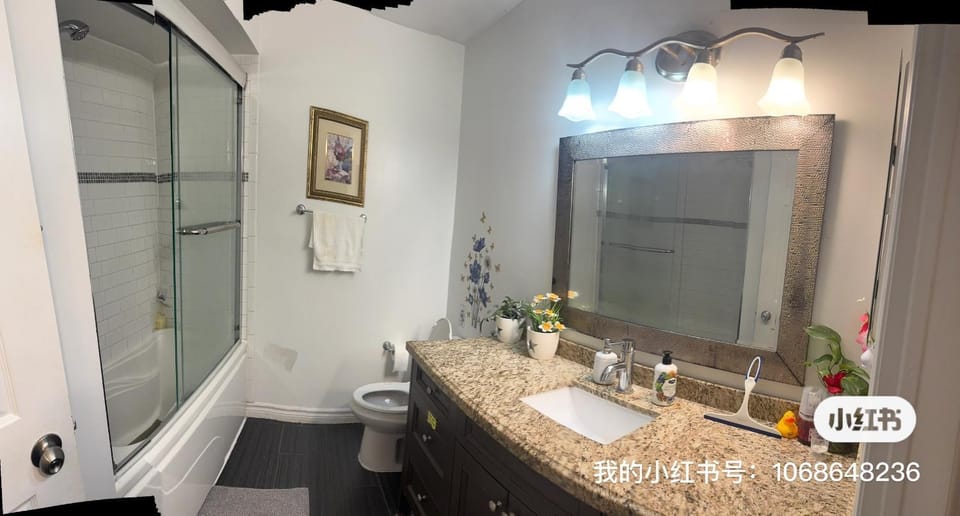 203 Comfortable private bedroom on second floor Vacation rental in Mississauga