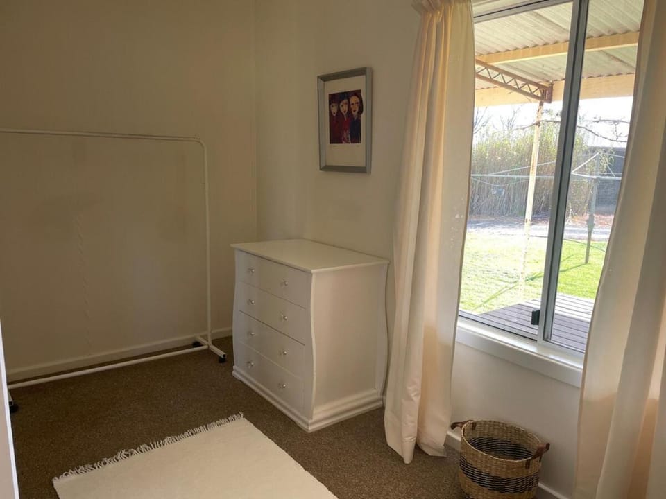 The Vale Farmhouse Rural Setting House in Burra