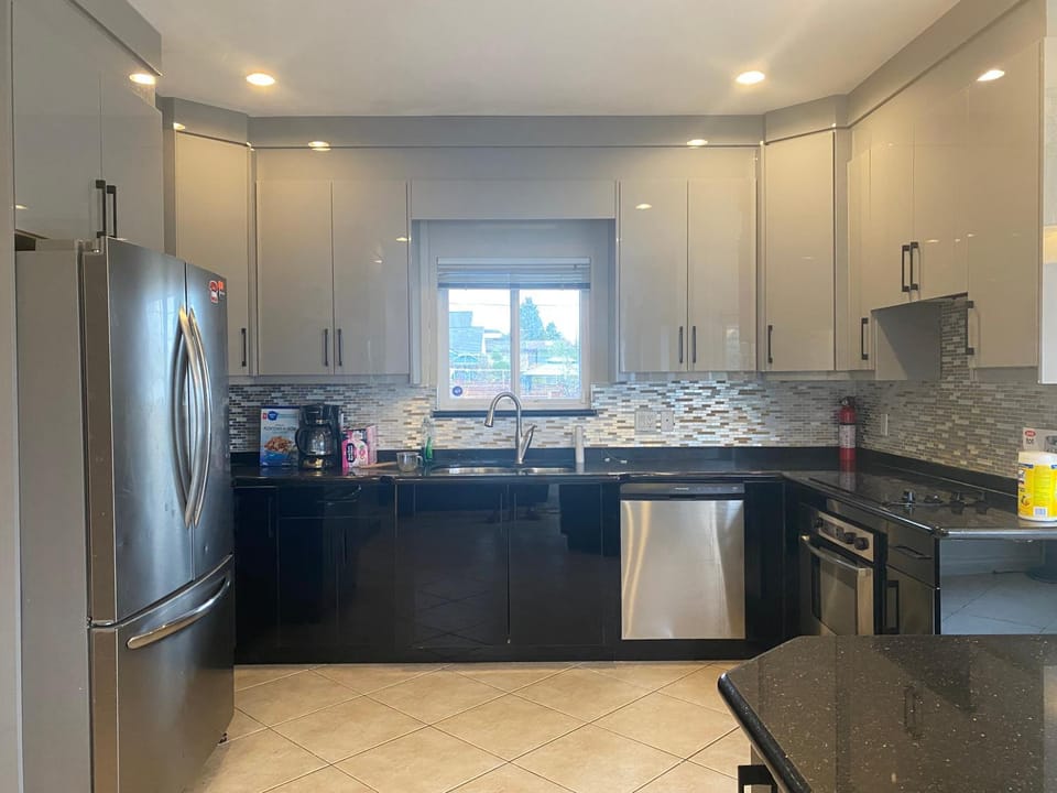 5 Minutes away from Edmonds Station! Ideal location for all events & attractions Apartment in New Westminster