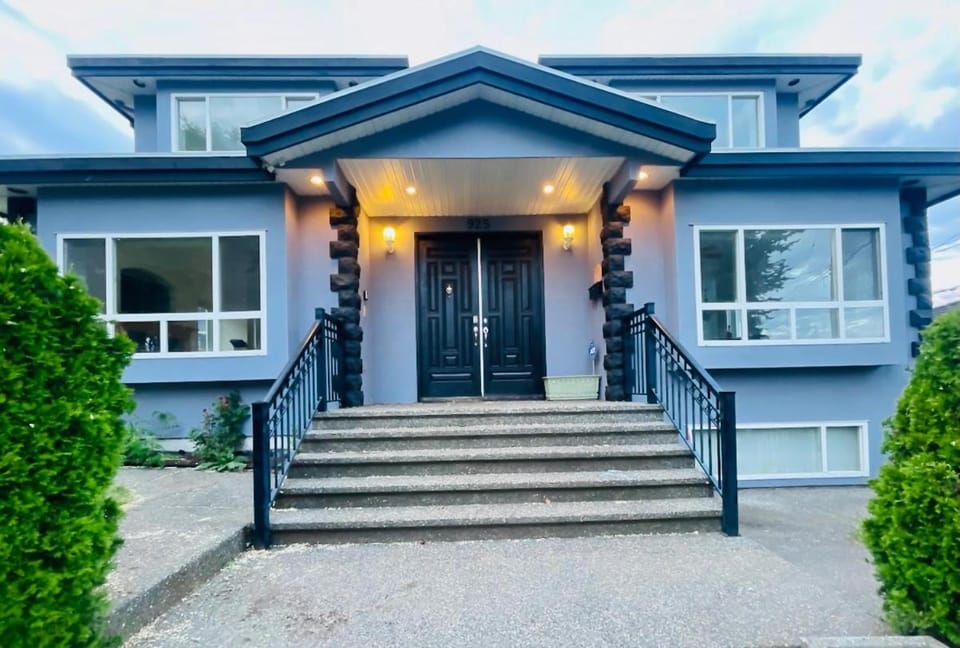 5 Minutes away from Edmonds Station! Ideal location for all events & attractions Apartment in New Westminster