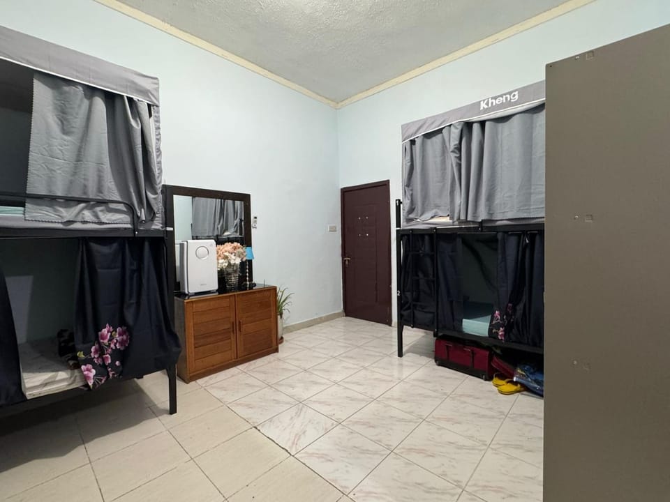 Bedspace for Budget Backpacker - No Parking Hostel in Abu Dhabi