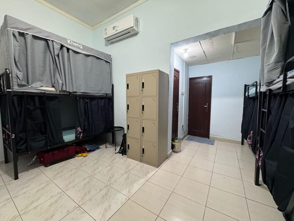 Bedspace for Budget Backpacker - No Parking Hostel in Abu Dhabi