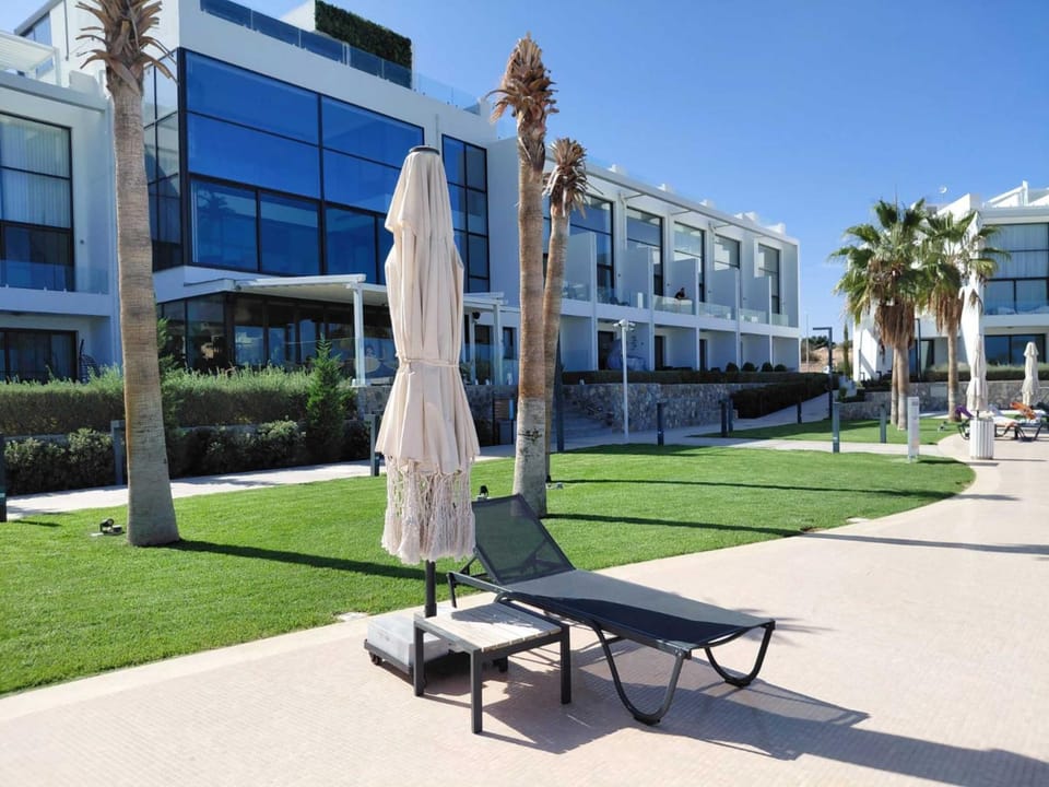 Property building, Day, Garden, sunbed