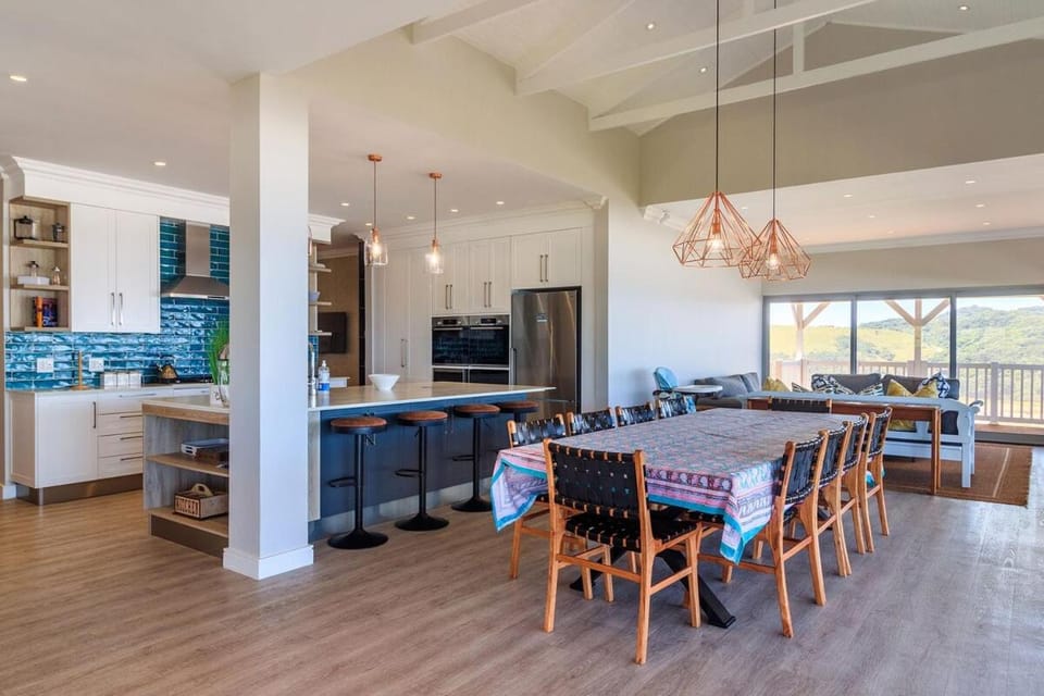Kitchen or kitchenette, Dining area, minibar, oven