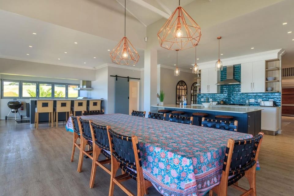 Kitchen or kitchenette, Seating area, Dining area
