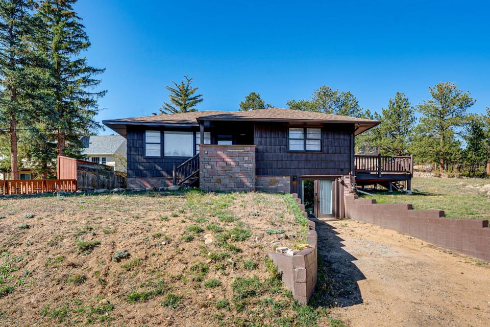 Mtn-View Retreat w/ Deck & Hot Tub in Estes Park! House in Estes Park