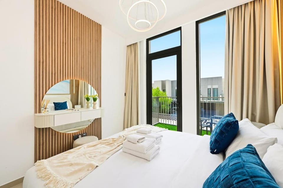 Golden Stays - Elegant 4BR I Santorini-Style I Sunsets & Comfort Apartment in Dubai
