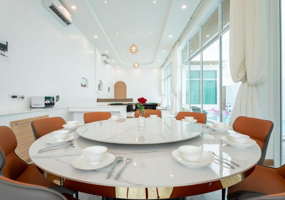 Restaurant/places to eat, Living room, Dining area