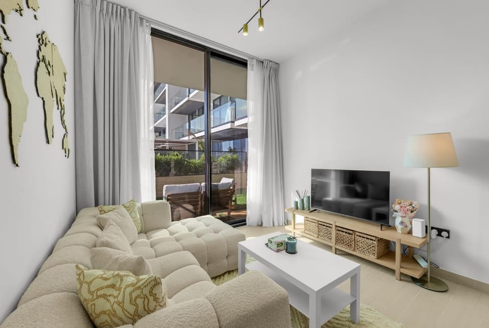 Waves - Comfy and Stylish 1BR with Huge Balcony Apartment in Dubai