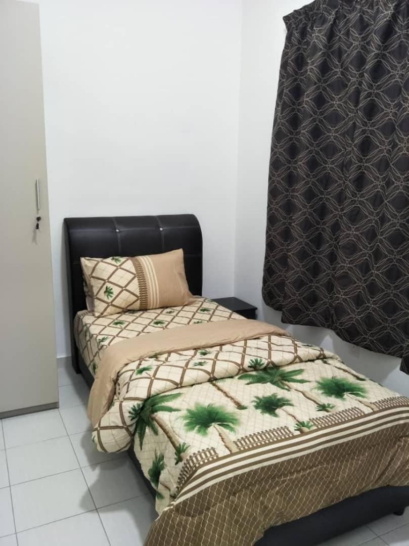 Pleasant Stay at Mesahill - 1 Queen 1 Single Bed by Tareq Apartment in Negeri Sembilan, Malaysia